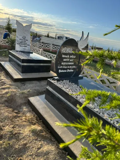 Siyah granit mezar, beyaz mermer kaide ve oyma şahide — Elazığ