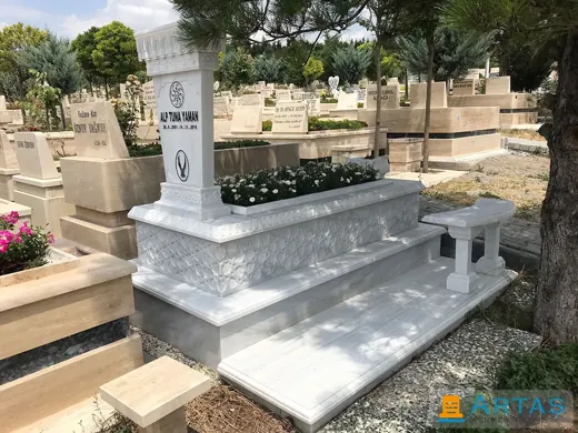 Beyaz mermer mezar, kemerli şahide ve çiçeklik — Elazığ mezarlığı