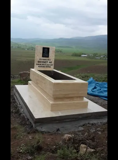 Bej mermer sanduka mezar ve kitabeli şahide — açık arazi mezarlık