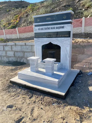 Beyaz mermer aile mezarı, oyma mihraplı çift şahide
