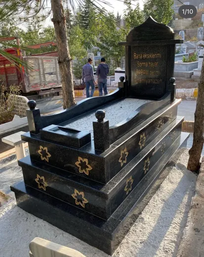 Siyah granit mezar, altın yaldız yıldız motifli bordür ve kitabe