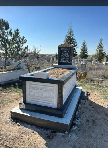 Siyah granit ve beyaz mermer karışık mezar, oyma motifli yan panel