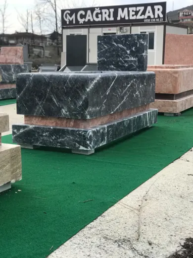 Damarlı gri mermer sanduka mezar, yükseltilmiş gövde