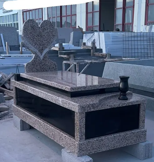Kahverengi granit mezar, cilalı siyah kapak ve vazo