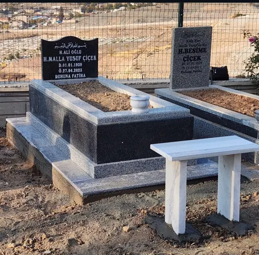 Siyah granit mezar, beyaz mermer oturma bankı ve kitabe