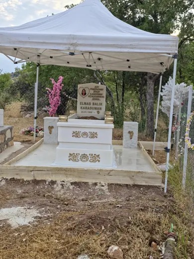 Beyaz mermer aile mezarı, oyma gül motifli çift şahide