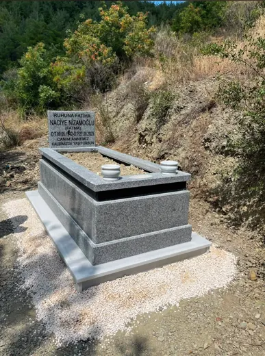 Gri granit mezar, siyah şahide ve beyaz mermer kaide