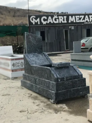 Çağrı Mermer atölyesi önünde damarlı granit sanduka