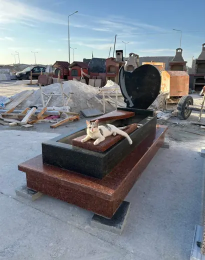 Rosso levanto mermer sanduka, siyah granit şahide