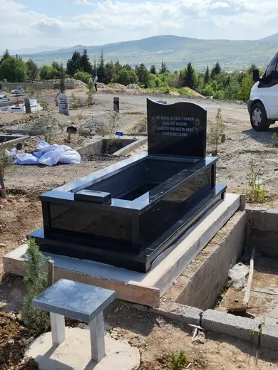 Siyah granit mezar, oyma şahide ve mermer oturma bankı