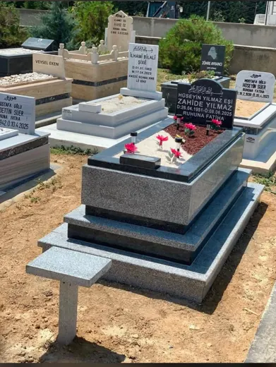 Beyaz mermer klasik mezar, kemerli şahide ve çiçeklik