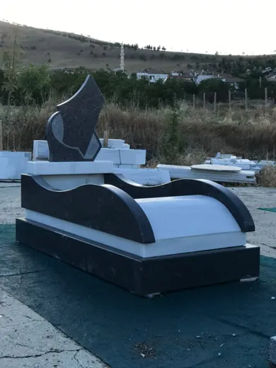 Siyah granit ve beyaz mermer modern sanduka, kavisli şahide