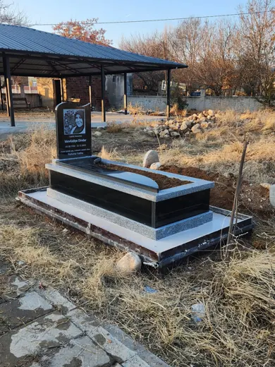 Siyah granit mezar, beyaz mermer kaide, arazi mezarlık