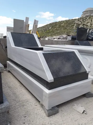 Gri ve siyah granit modern mezar, atölyede hazır