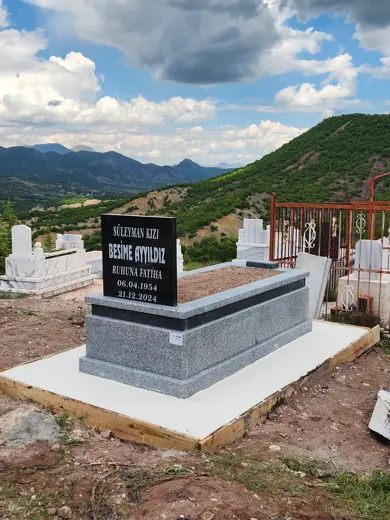 Beyaz mermer sanduka, siyah granit kitabeli şahide