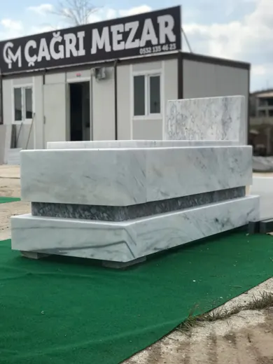 Atölyede damarlı beyaz mermer sanduka gövdesi