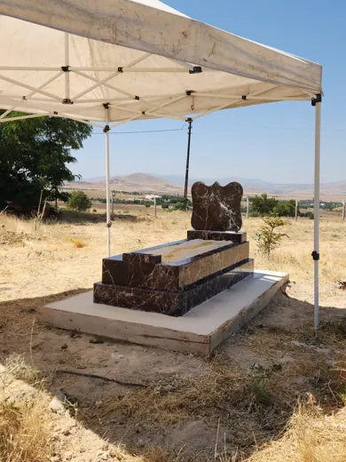 Rosso levanto mermer sanduka, siyah granit şahide, montaj günü