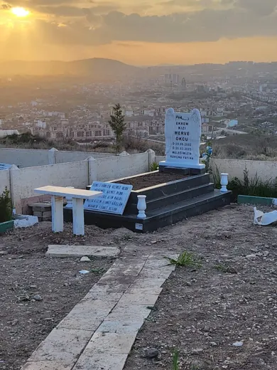 Beyaz mermer mezar ve bank, Elazığ manzaralı mezarlık