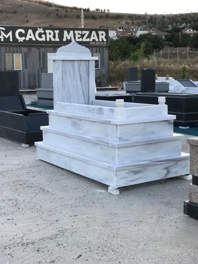 Beyaz mermer sütunlu şahide ve kademeli mezar, atölye önü