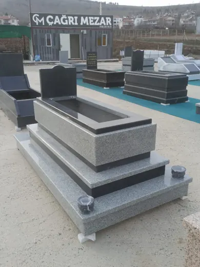Gri granit klasik mezar, cilalı kapak ve vazo