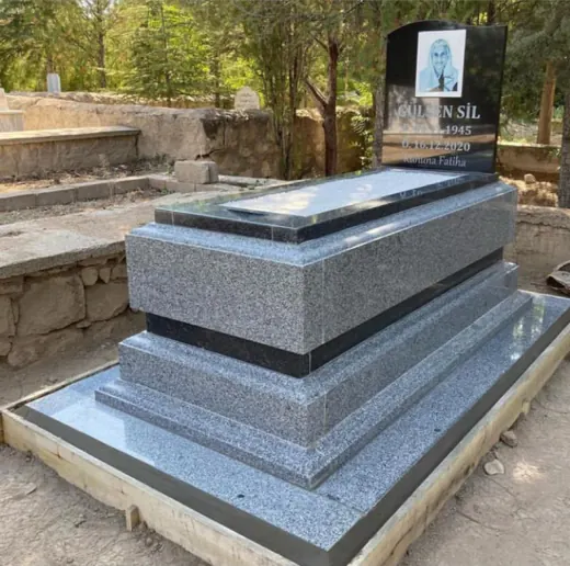 Gri granit mezar, siyah şahide ve kitabe